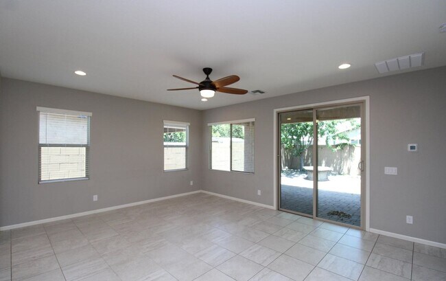 Foto del edificio - Stunning 3-bedroom, 3-bathroom home located in the heart of Peoria, AZ.