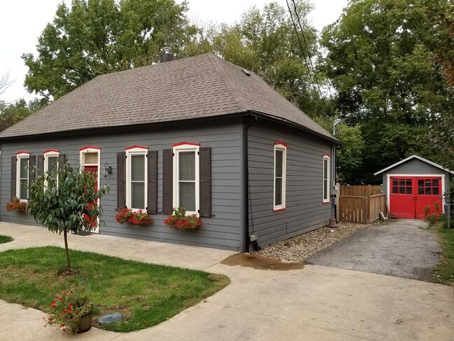 Building Photo - 609 Blackhawk St