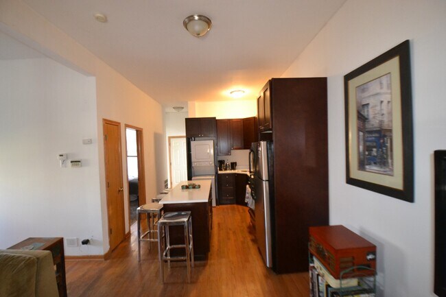 Foto del edificio - 3019 N Kenmore Ave