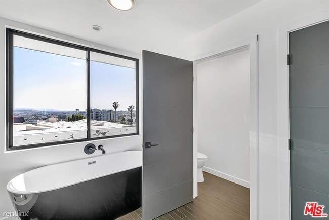 Building Photo - 3 br, 3 bath Condo - 1210 Larrabee St Ph