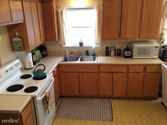 Building Photo - 1 br, 1 bath Apartment - 3010 Harvey St.