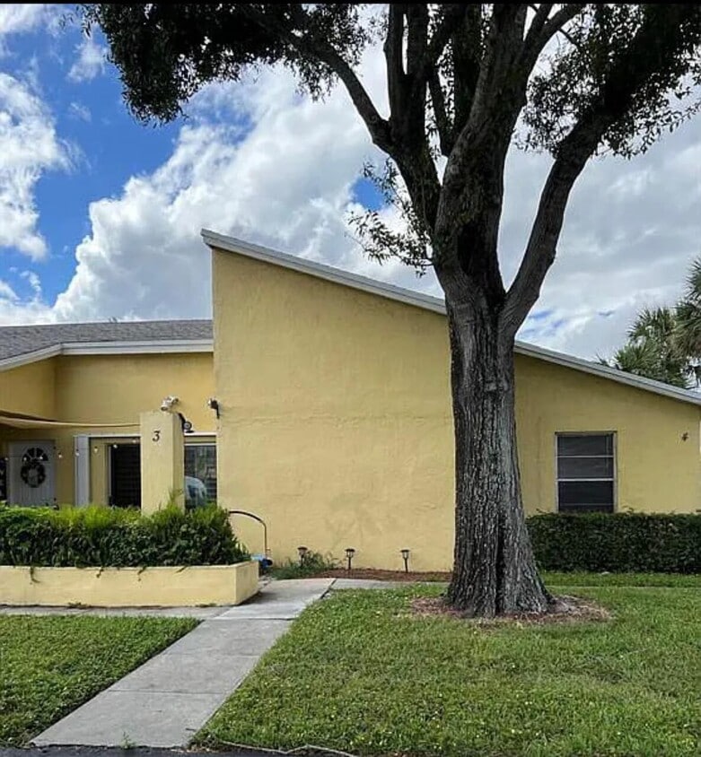 210 Sparrow Dr Unit 4, Royal Palm Beach, FL 33411 Condo for Rent in