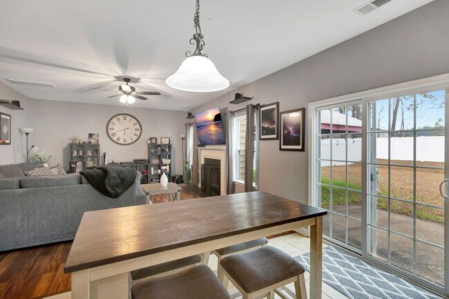 Foto del edificio - Spacious 5-Bedroom Home in Fairmont South