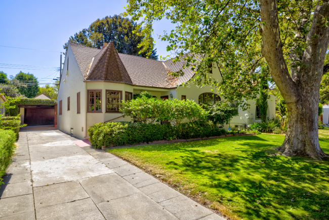 Foto del edificio - Land Park Tudor Cottage Homestay