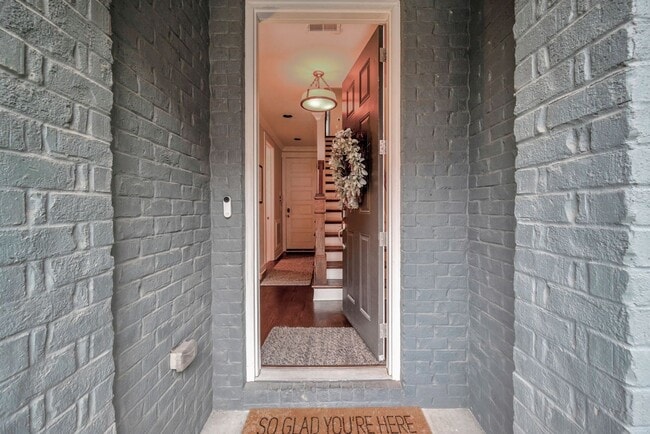 Foto del edificio - 3 Bed/ 3.5 Bath Townhome in Wedgewood with...