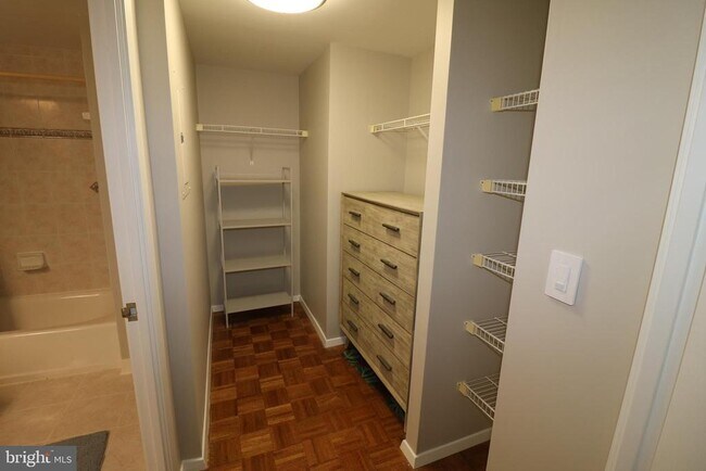 Foto del edificio - 7111 Woodmont Ave