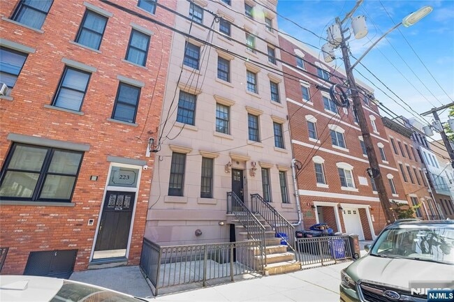 Building Photo - 221 Clinton St