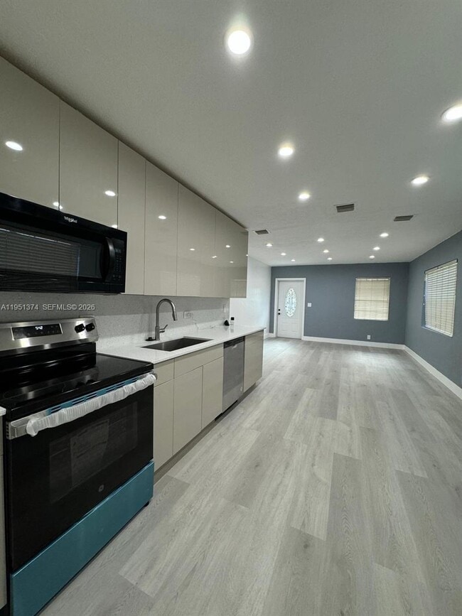 Building Photo - 635 N 28th Ave