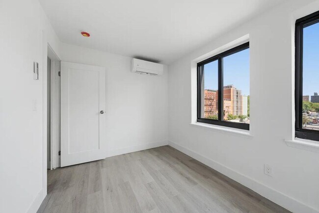 Building Photo - 300 E 96th St