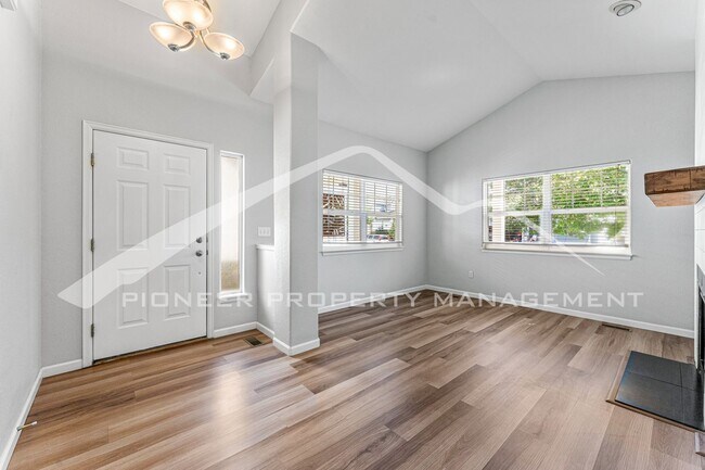 Building Photo - Spacious Home with Washer/Dryer and 2 Car ...
