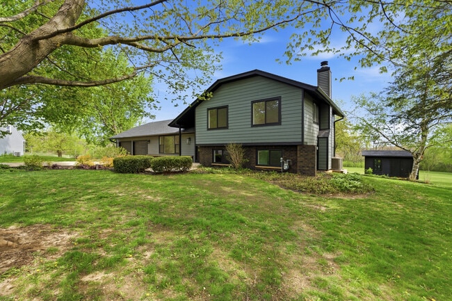 Building Photo - W309S10340 Knoll Ct