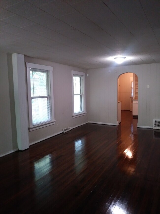 Foto del edificio - LARGE HOME IN MILLER!