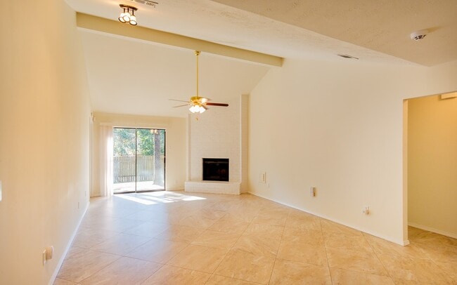 Building Photo - 8 Green Haven Dr