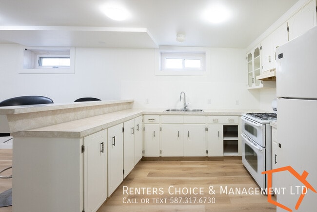 Building Photo - 3 Bedroom basement Suite, Onsite Laundry, ...