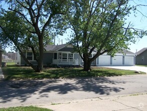 Building Photo - 122 Larkspur Dr