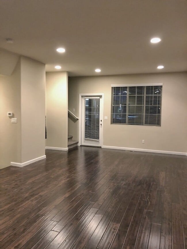 Building Photo - 4 bed with separated living area