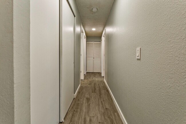 Building Photo - READY SET MOVE!!! GREAT PRICE & LOCATION - Darling Rambler in Olympia
