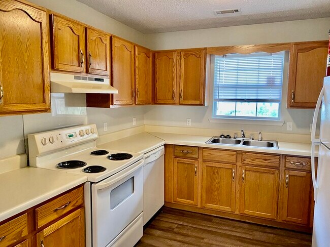 Building Photo - 2Bed/1.5Bath Townhome in East Ridge: Centr...