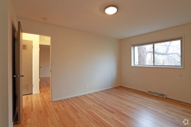 2HAB, 1BA - 920 ft² - 2460-2470 9th Street