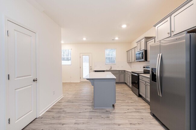 Foto del edificio - Charming Townhome community   3br 2.5ba with a cooks kitchen with island minutes from I-85 and sh...