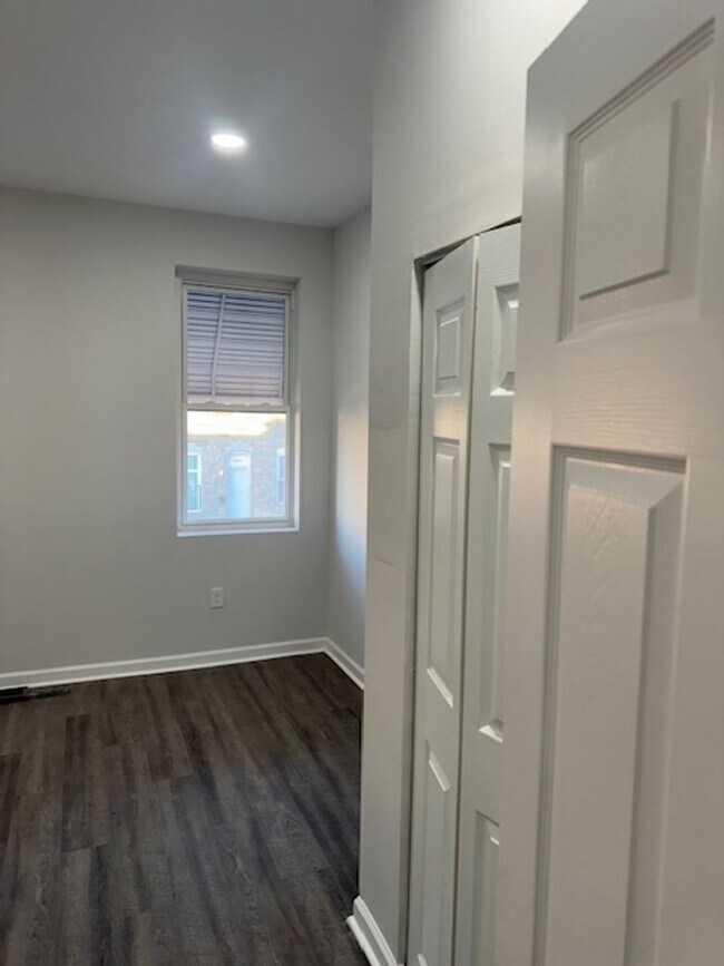 Building Photo - Beautifully Updated Townhome in Prime Location – Move-In Ready!