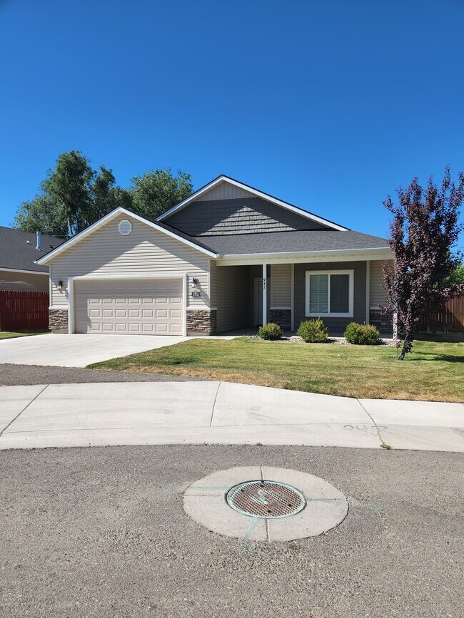 Building Photo - 947 Americana Cir