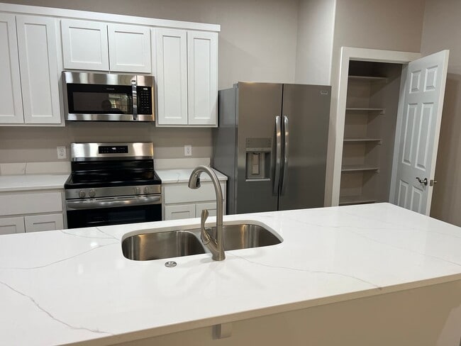 Building Photo - 923 Callie Ave