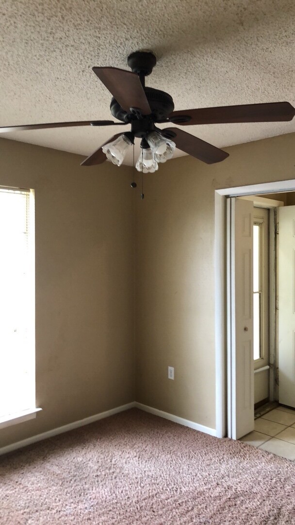 Foto del edificio - AVAILABLE NOW!