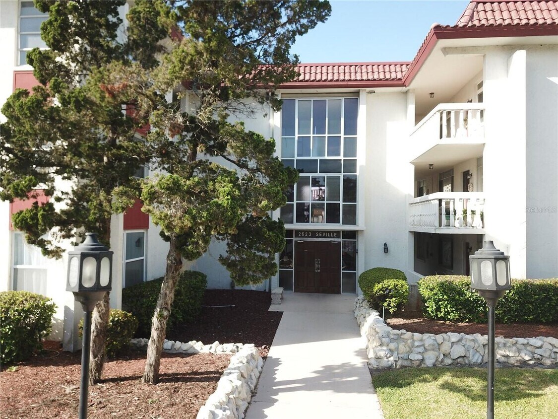 Beautifully updated (1) bedroom (1 1/2) b... - Beautifully updated (1) bedroom (1  1/2) b...