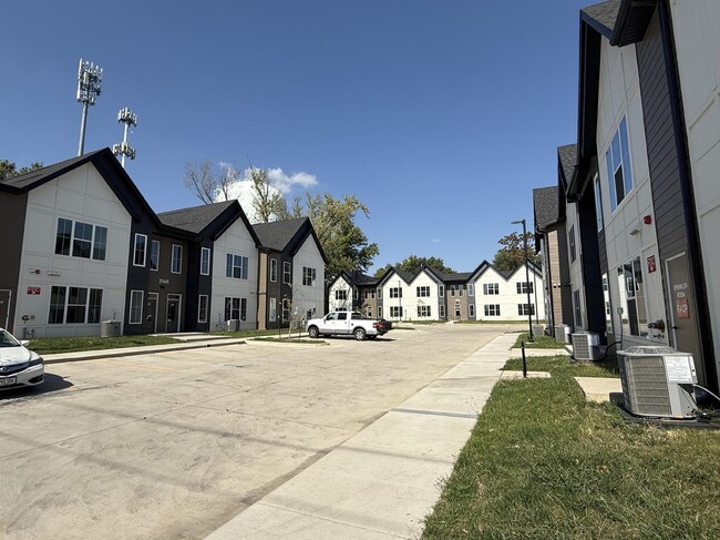 Building Photo - Park Indy: 2-Bedroom Flat