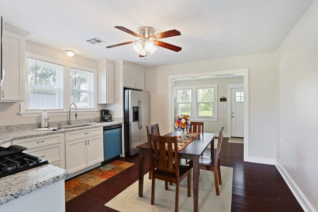 Beautifully renovated 2 bed / 1 bath home for rent. - 12811 River Rd