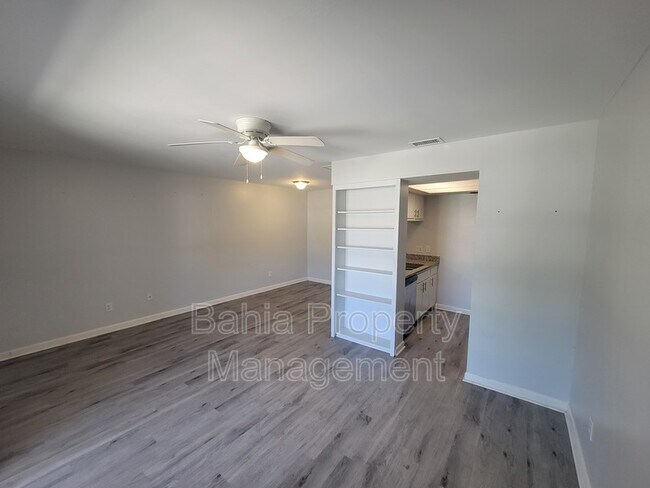 Building Photo - 3804 N Oak Dr