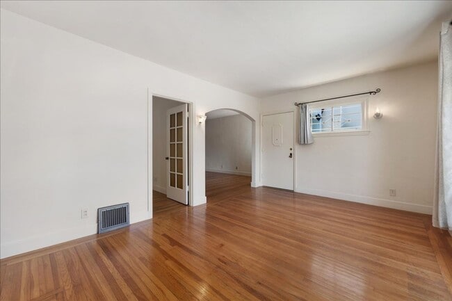 Building Photo - Warm & Sunny 2BD/1BA