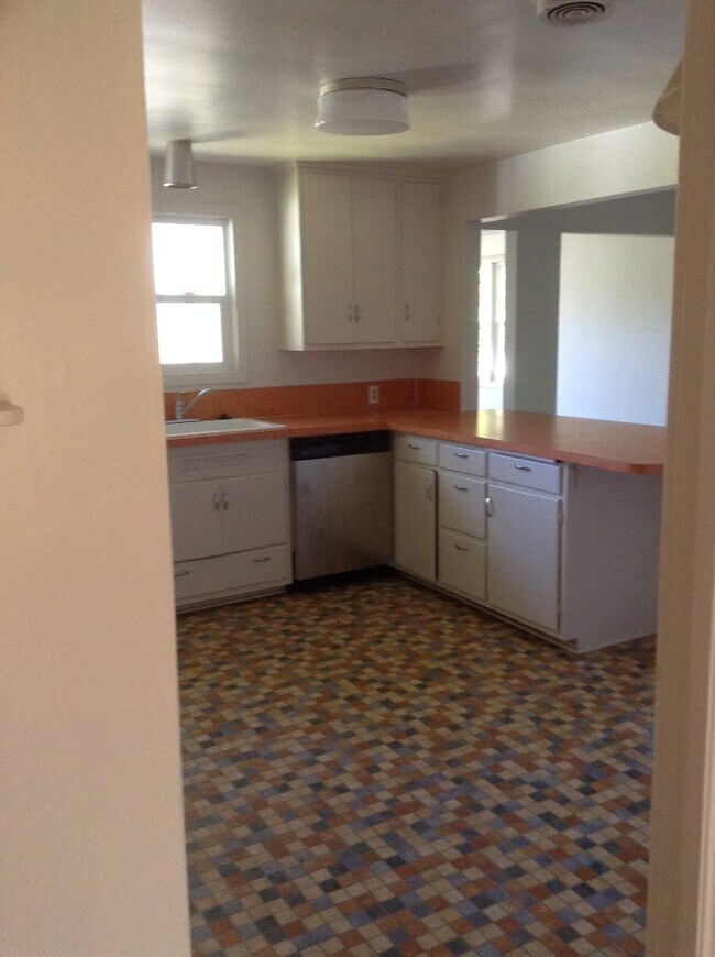 Foto del edificio - Beautiful 5 BR Campus Home w/Large Fenced Yard