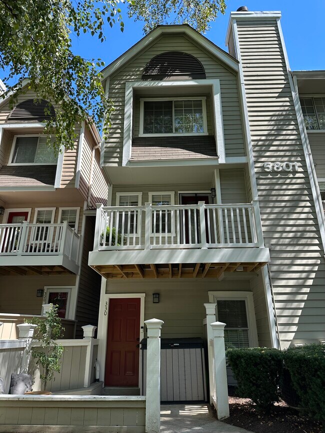Entrada de la unidad (balcón y segundo piso) - 5801 Inman Park Cir