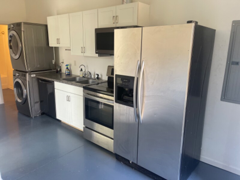 Building Photo - 3175 Cloverlawn Dr