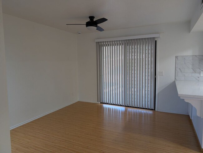 Foto del edificio - Cute and updated Clovis home offering wonderful amenities, good size lot, a bid backyard + potent...
