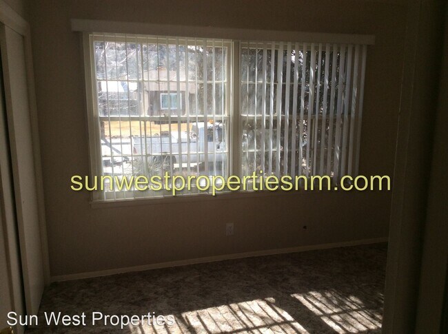 Foto del edificio - 3 br, 1.5 bath House - 4020 Douglas St.