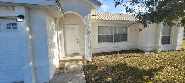 Building Photo - 324 Clearwater Ln