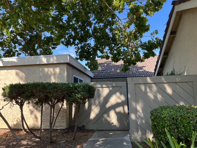Building Photo - 190 Truckee Ln