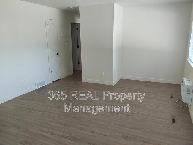 Building Photo - 1701 Palm Dr