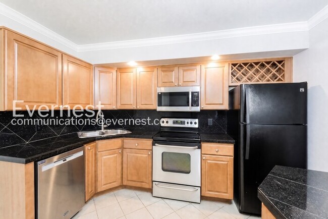 Building Photo - 2 Bed/2 Bath Condo with Modern Amenities / Available Soon!