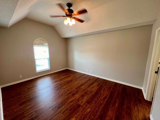 Foto del edificio - 3 Bed 2.5 Bath, Privacy Fenced Backyard!