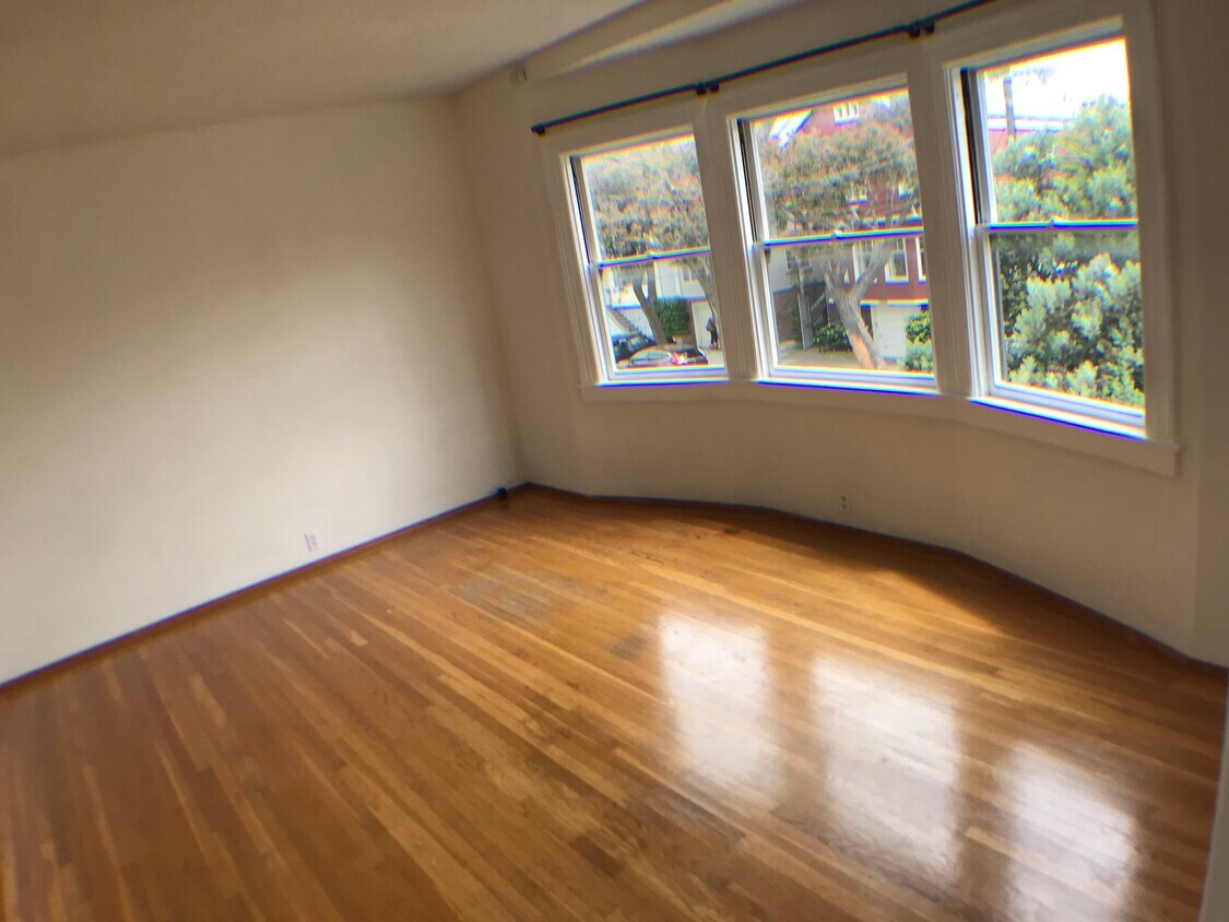 Primary Photo - 742 Lake St