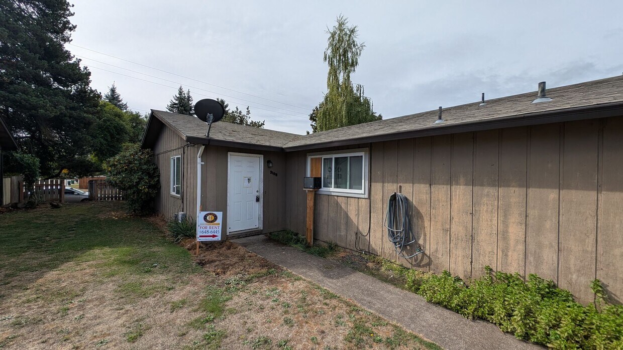 Foto principal - 2 bedroom 1 bath single level duplex