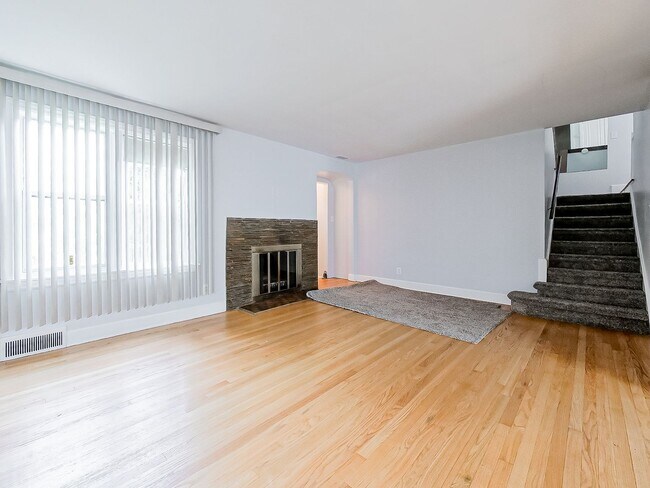 Building Photo - Welcome to this spacious 4 bedroom, 2 bath...