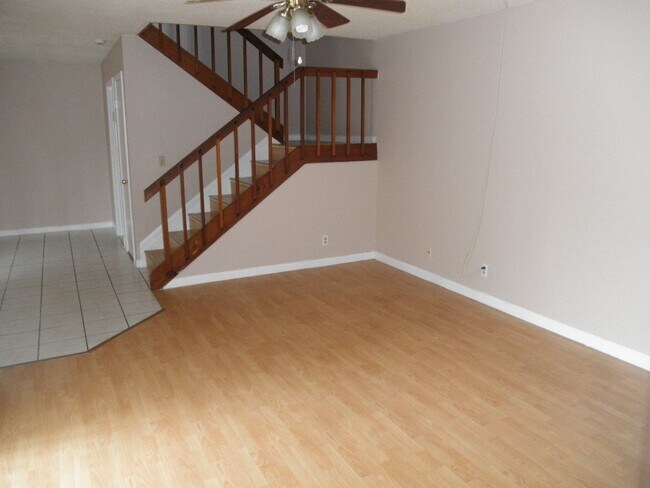 Foto del edificio - 571 Springdale Cir