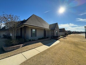 Building Photo - 470 Long Acre Dr