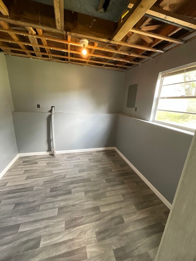 Building Photo - Large 3 bedroom with fenced in yard