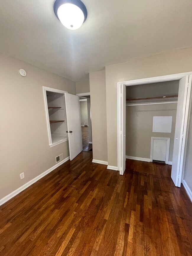 Building Photo - Lovely 2 Bedroom Downtown Holland